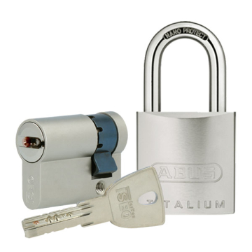 ISEO CSR R9 Country half cylinder + padlock 86TI/45