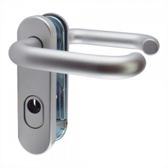 Fire resistant handle fitting with core pulling protection KS
